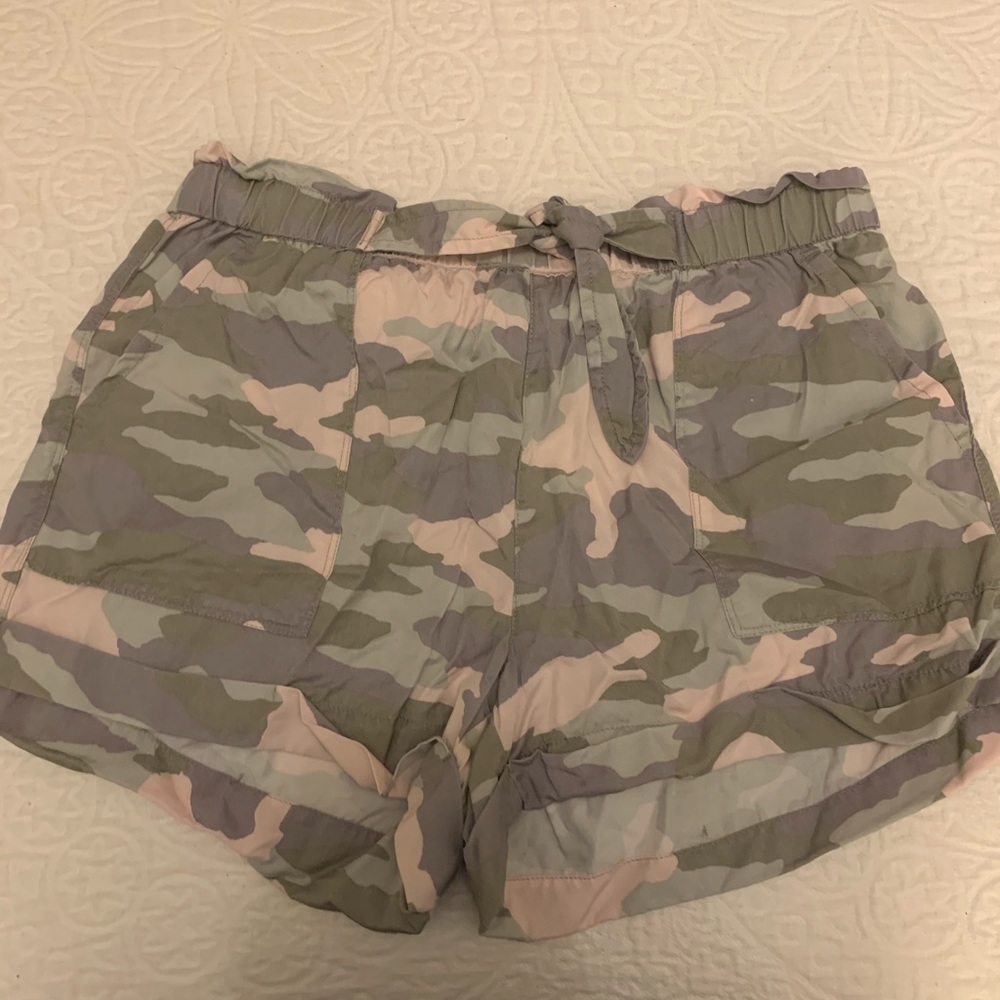 CAMO SHORTS THAT TIE IN THE FRONT